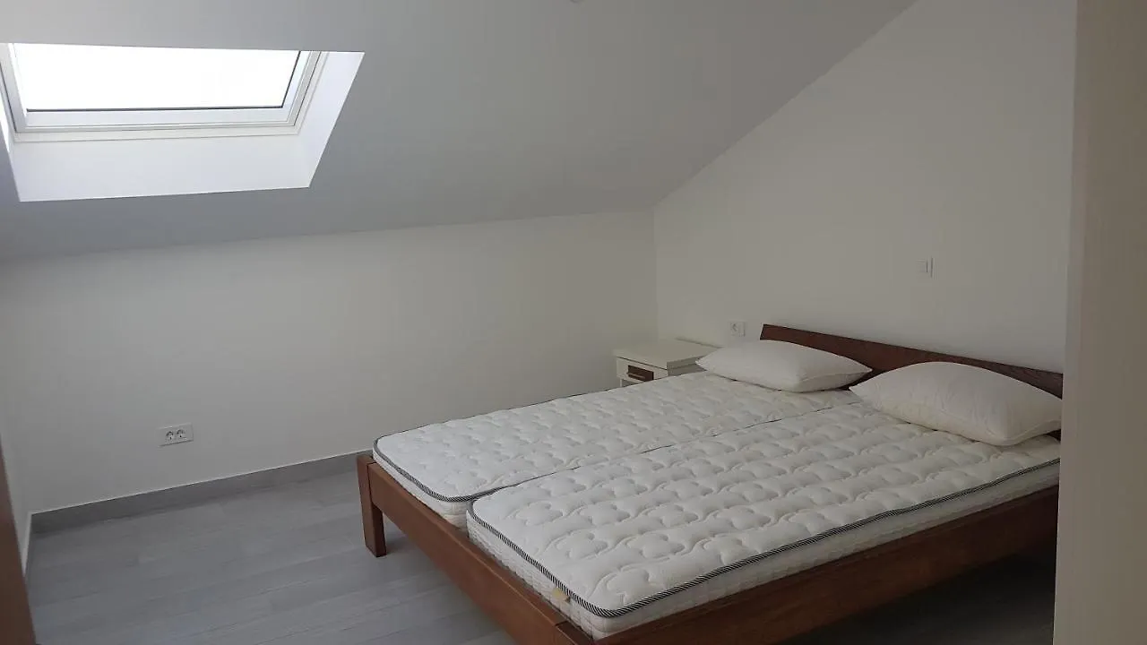 Apartments Ivanica Palit
